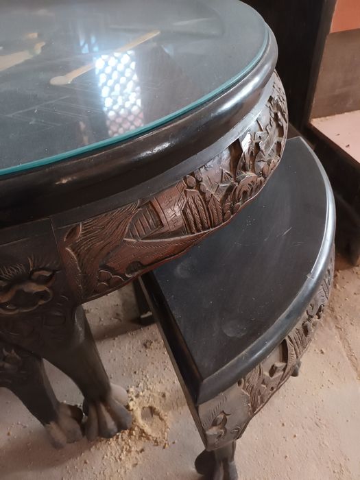 Mesa redonda trabalhada em madrepérola