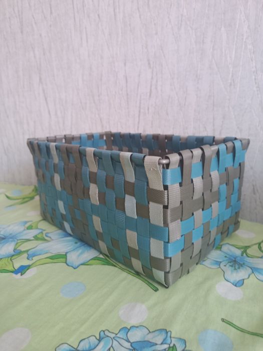 Кошик ручної роботи зі стрічок