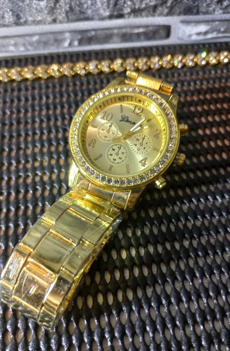 жіночий годинник і розкішний браслет зі стразами