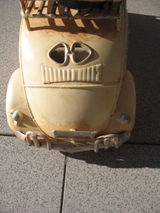 Clássico carocha antigo em chapa