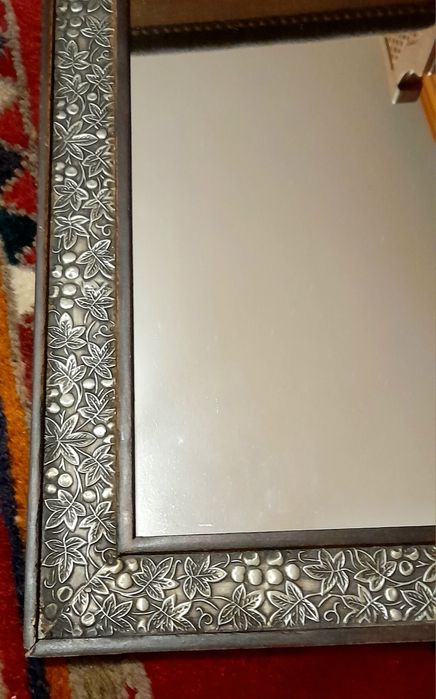 Espelho com moldura em madeira e estanho