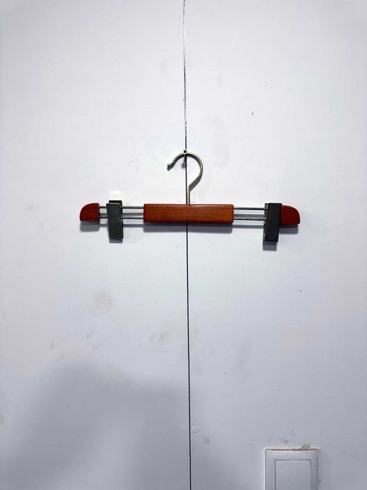 Cabides de madeira, de metal e mistos