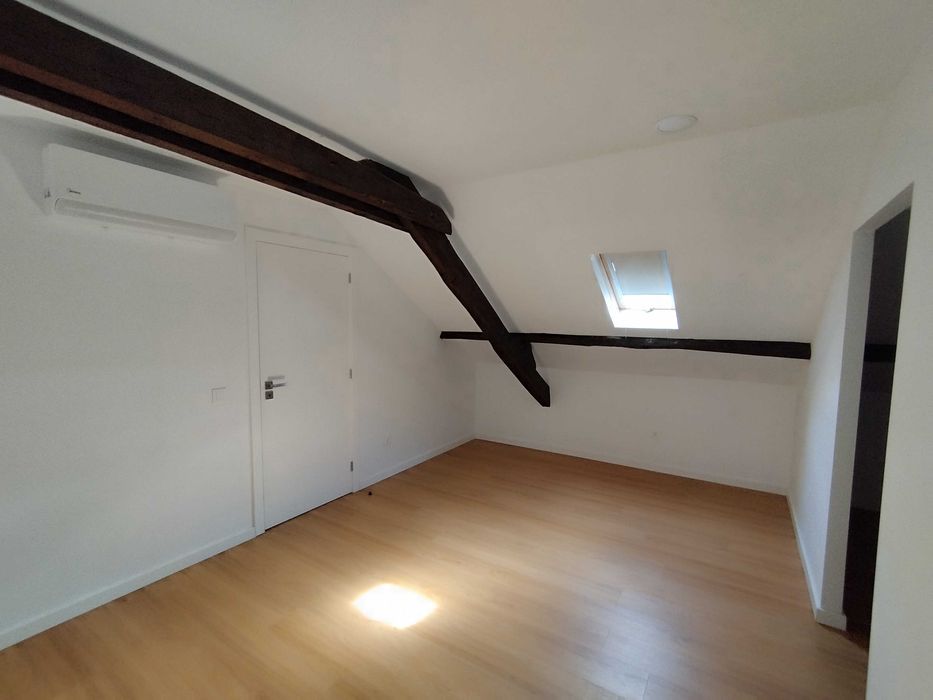 Arrenda-se T4 duplex, novo, em construção moderna. Elegante, confortável e espaçoso.