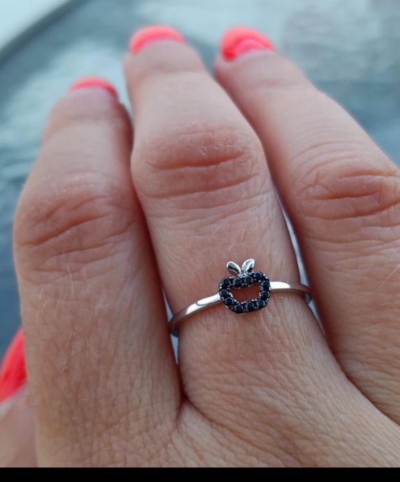 Pierścionek jabłuszko z kamieniami spinelami ze srebra rodowanego prób