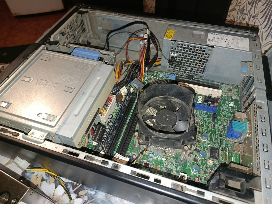Системний блок DELL та блок живлення.
