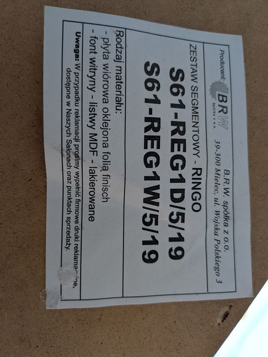 Szafa z białym frontem, wąski słupek