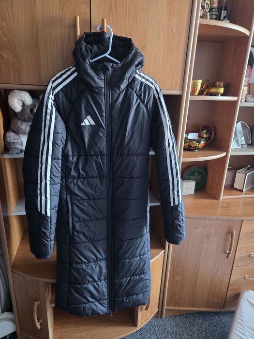Sprzedam zimową kurtkę puchową marki Adidas, rozmiar xs/s, w doskonałym stanie.