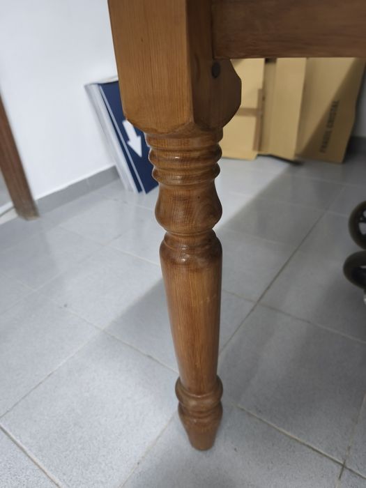 Mesa de madeira mocissa.