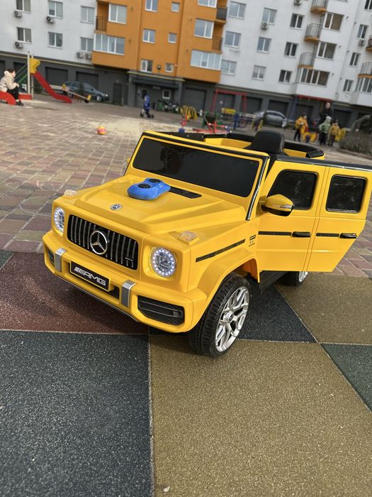 Дитяча машина на управліні Mercedes-Benz