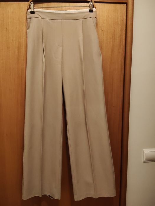 Calças Zara bejes com cinto branco