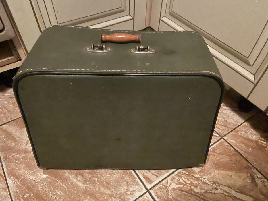 Чемоданы и подставки для бытовых швейных машин