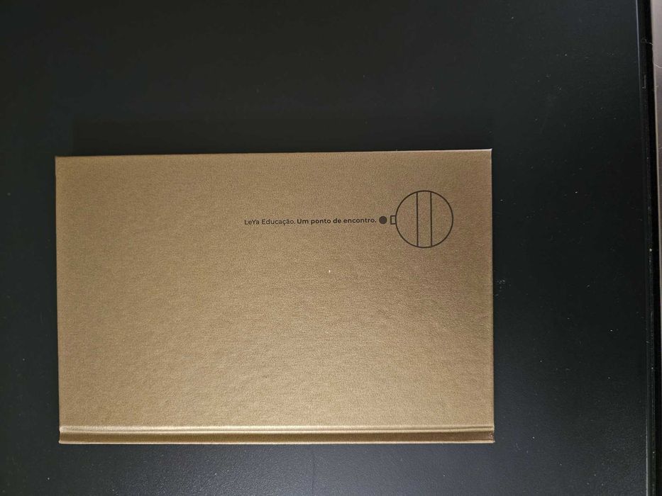 Caderno dourado pautado