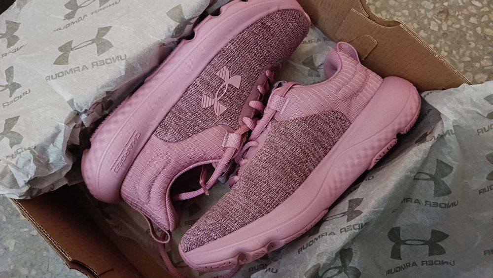 Buty damskie wiosna różowe . Firma" Under Armour""