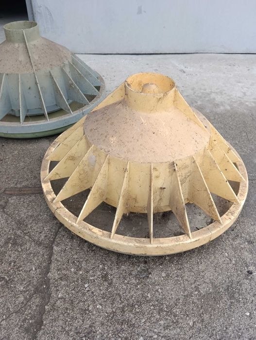 Кормушка для курей, поїлка.