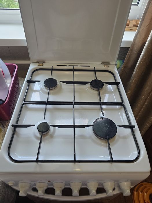 Продам газовут плиту Ariston