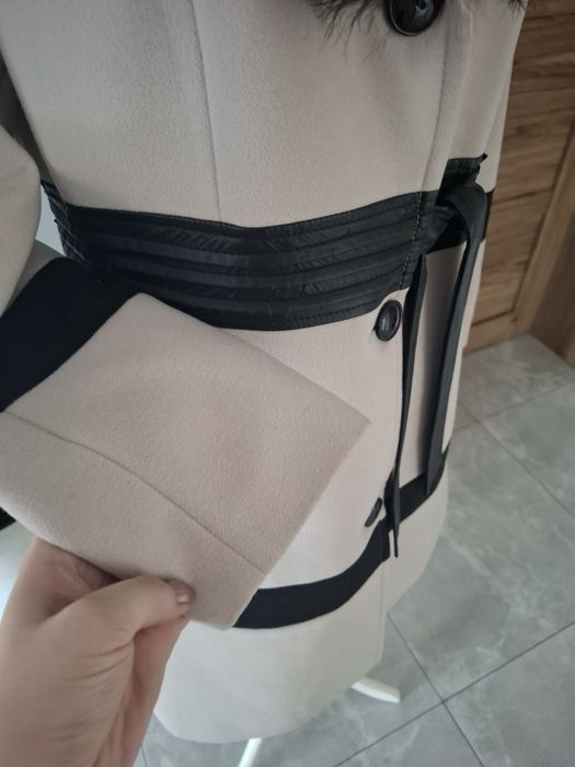 Elegancki plaszcz z futrem futerkiem wiązany bezowy XL 42