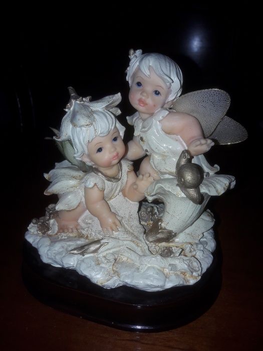 Conjunto d/4 anjos cada 2 juntos no respectivo suporte em madeira