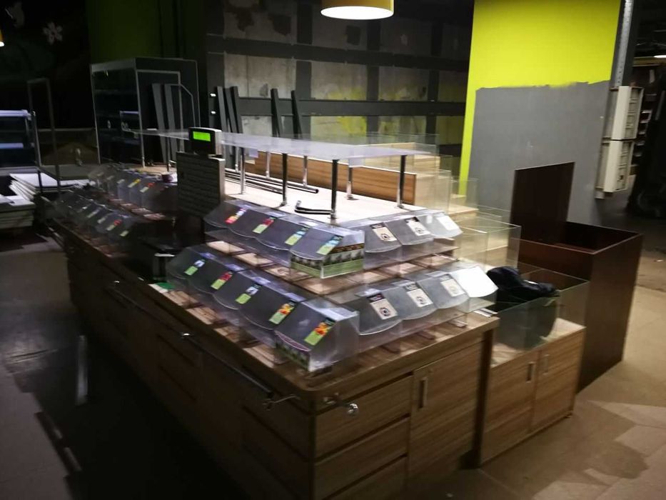 Продам витрины-тумбы из ДСП для чая/специй/конфет (б\у)