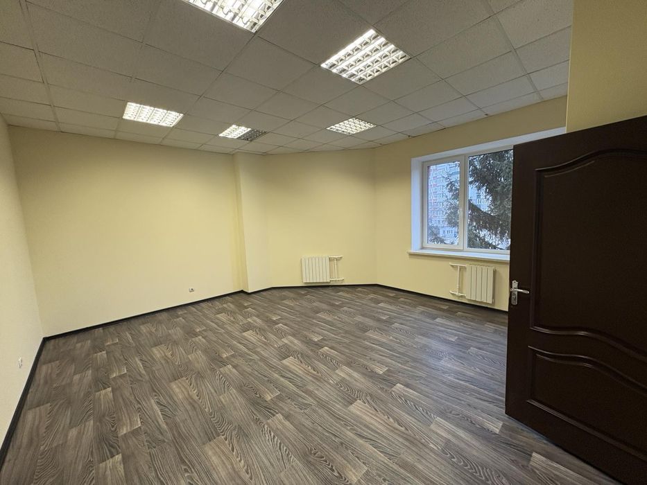 Офіс з трьох кабінетів з безпроблемною парковкою
