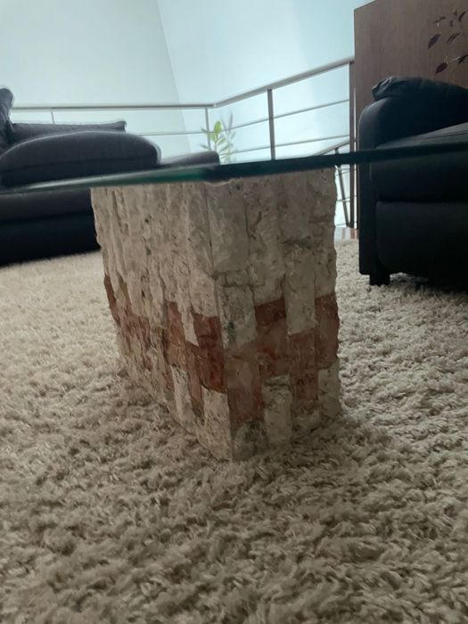 Mesa de centro com base em pedra e tampo em vidro