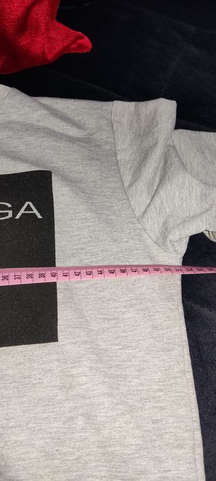 Bluza szara   na czarnym tle z napisami