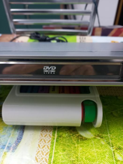 Leitor  de DVD  da marca Denver em  ótimo estado e a funcionar  perfeitamente, oferta de 10 DVD originais.