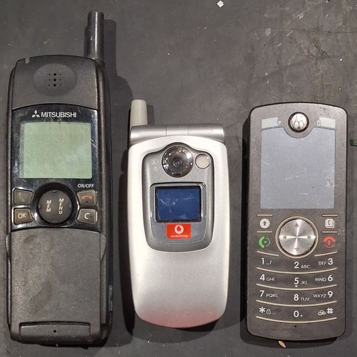 Diversos telemóveis  usados