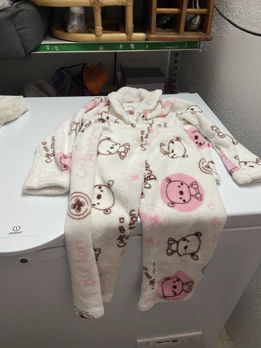 Pijama muito fofo e quentinho para 4 anos.