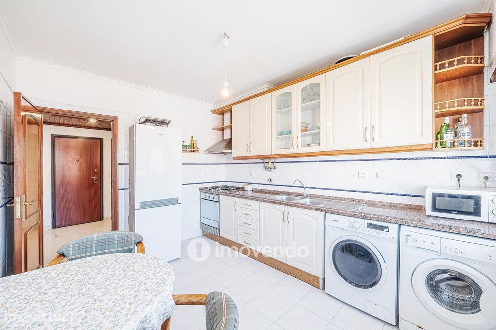 Apartamento T2, com lugar de estacionamento e arrecadação, na Ramada