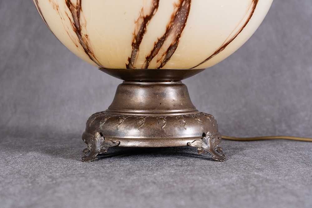 Stara lampa stołowa z marmoryzowanym kloszem - kula