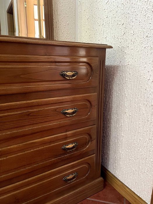 Cómoda com espelho e 4 gavetas