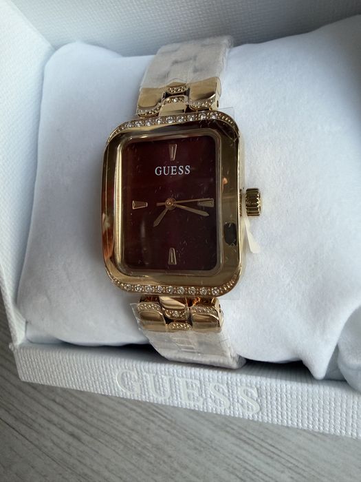 Guess na złotej bransolecie