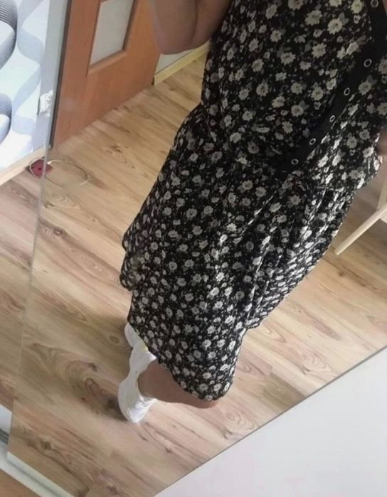 Sukienka w kwiatki Cropp