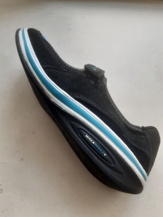 Спортивная обувь , очень удобная , на липучках , размер 37