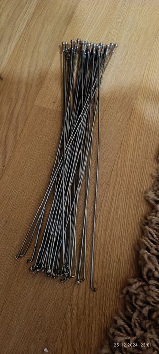 Спиці на колесо 28 в кількості 36шт та є потовщені 2.8 мм   72шт