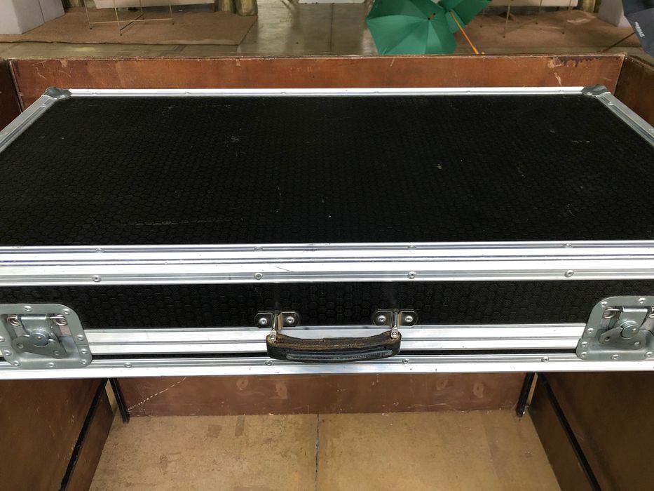Flight Case com 2 Pioneer Cdjs 850 e uma mesa Pioneer Djm 750