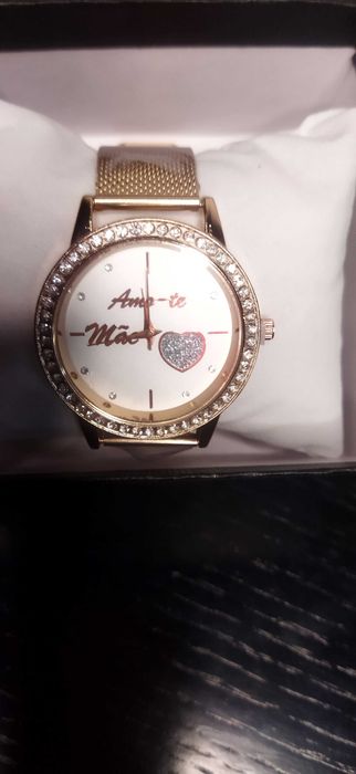 Relógios novos com bracelete dourada