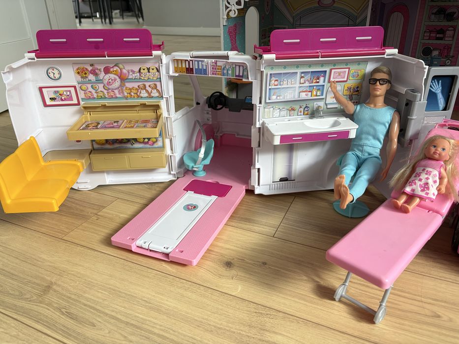 Domek Barbie plus karetka Barbie i gratisy