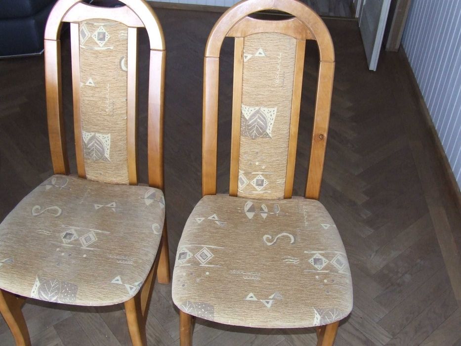 Stół 8 krzeseł plus komoda