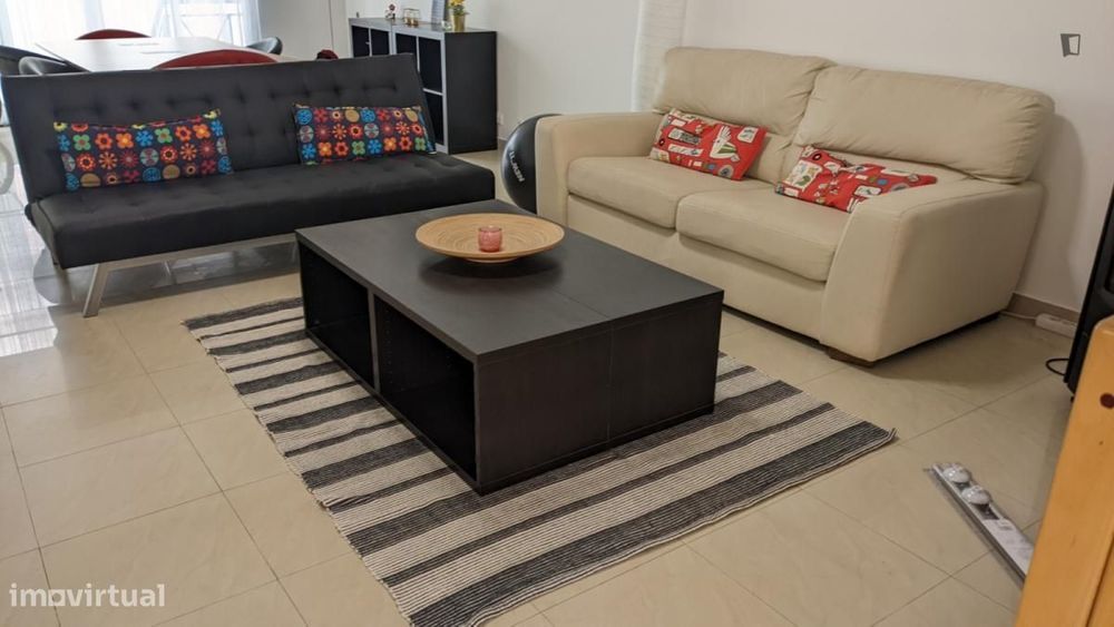 Quarto - localizado em Carcavelos Lisbon