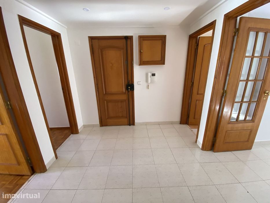 Excelente apartamento de 3 assoalhadas, com parqueamento.