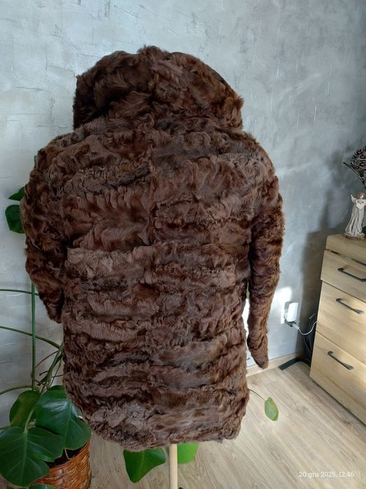 Futro z karakuł, brązowe.