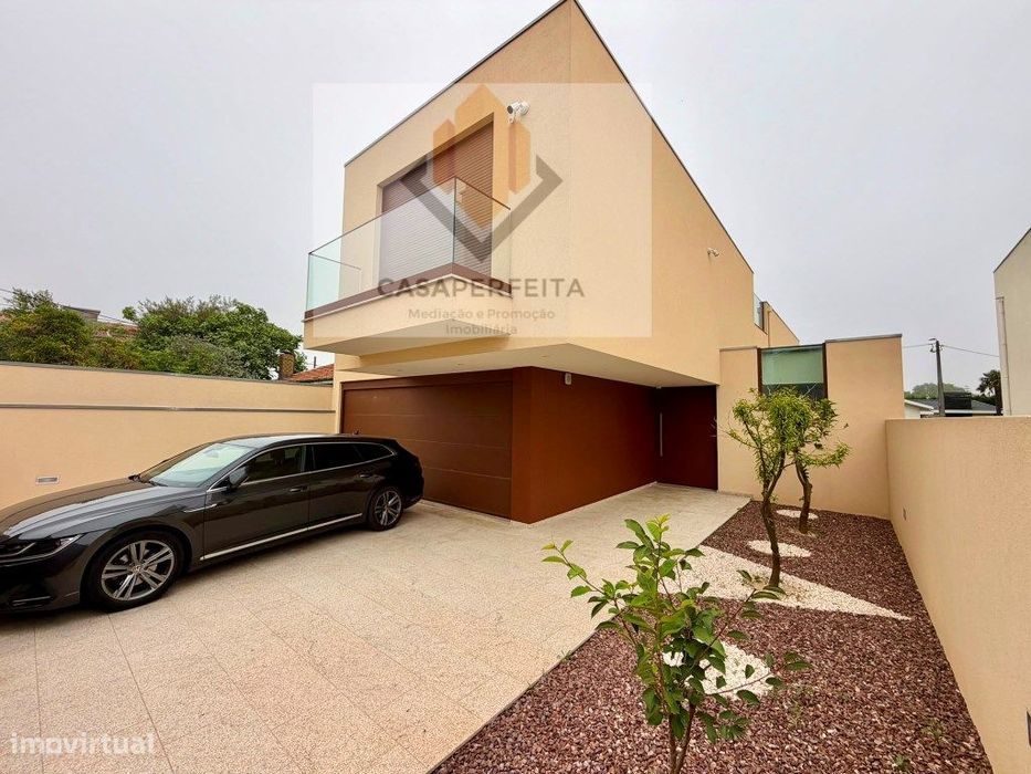 Luxury T4 Detached House with 4 Facades, Interior Garden, Terrace and Swimming Pool...
