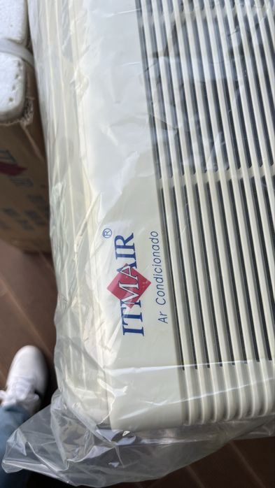 Maquina de Ar condicionado 9000 BTUS com duas unidades interiores