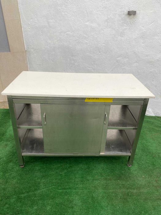 Bancada neutra em inox com tampo em corian, portas e prateleira