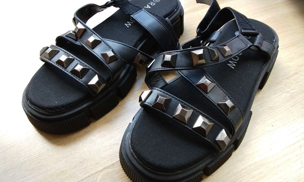 Sandały na platformie czarne