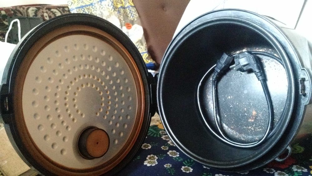 Мультиварка Redmond RMC-M4525  с чашей (под ремонт или запчасти)