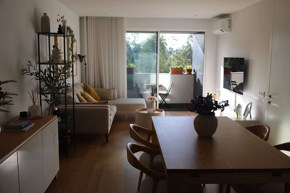 Mesa de jantar extensível + 4 cadeiras