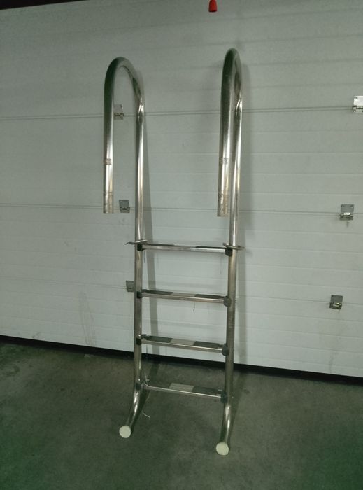 Escada para piscina astralpool com 4 degraus
