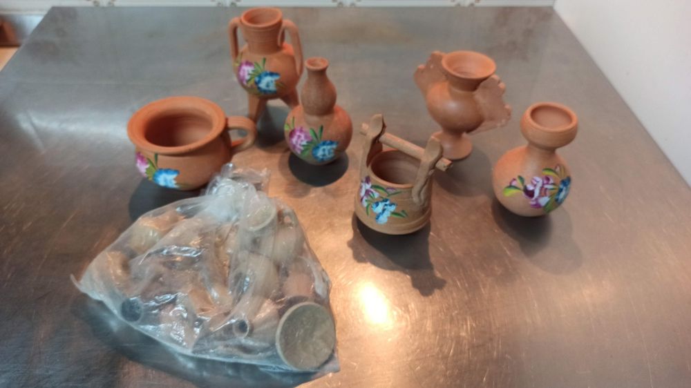 Vasos ou jarras de cerâmica de vários modelos, pintadas a mão. Em mini